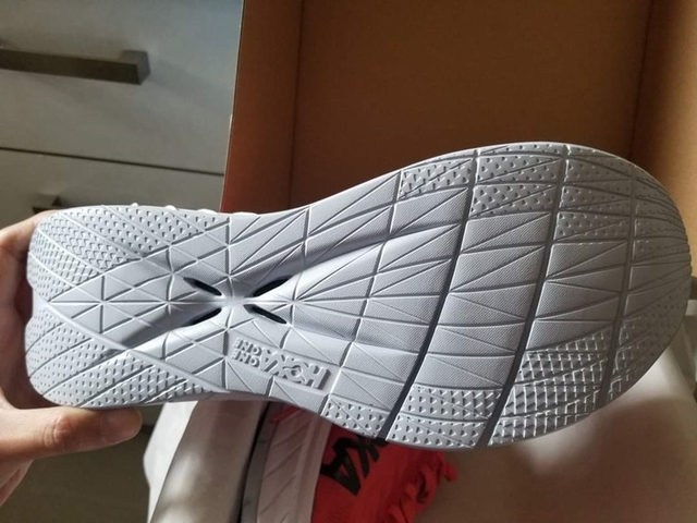Hoka One One全新跑鞋開箱,大家能買得起的碳板跑鞋