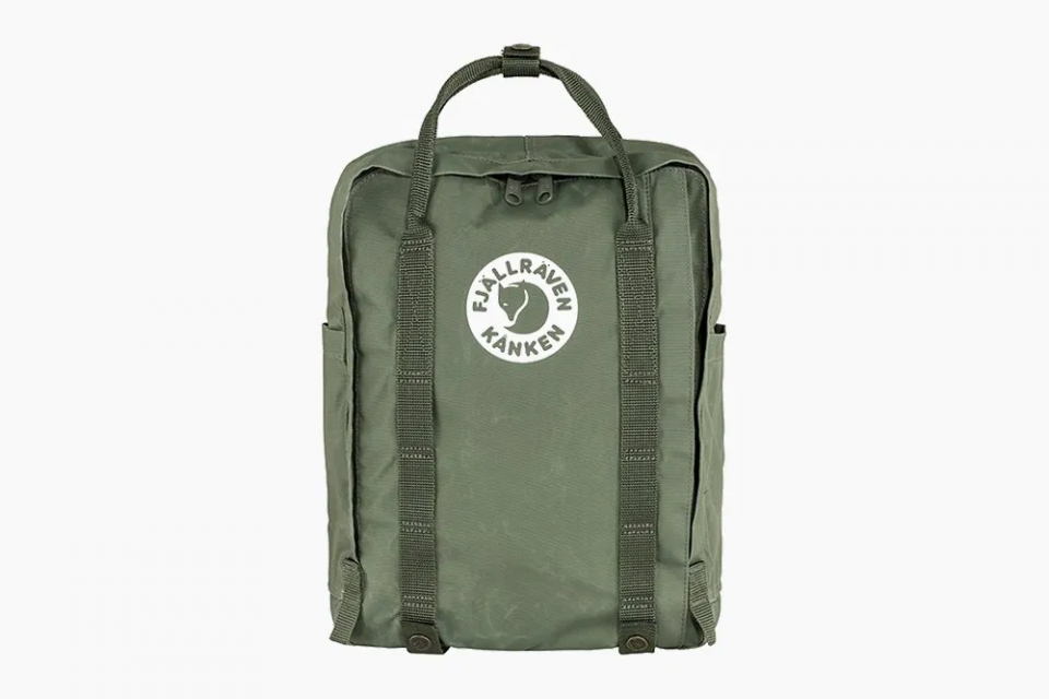 除了是萬千少女們喜歡背的背包,這款Fjallraven北極狐雙肩包也變環保了