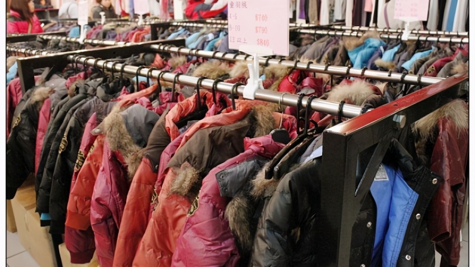 你新買的羽絨服是真的嗎?用這4招,輕松辨別真假