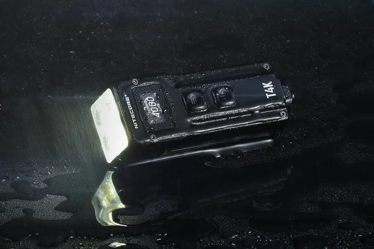 不到一個巴掌大,NITECORE這款手電筒能達到4000流明的強悍照明能力