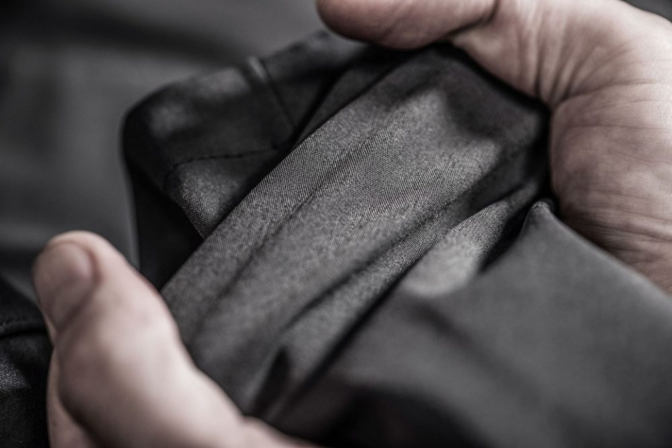 石墨烯做的褲子堅(jiān)固耐用且防水,除了不能防彈,能穿一輩子