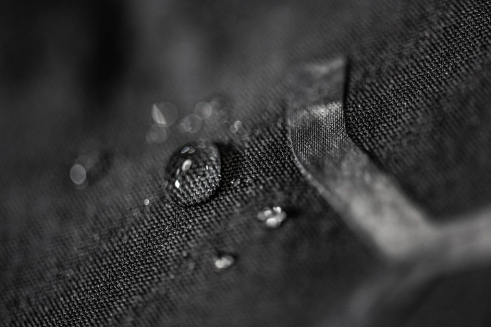 石墨烯做的褲子堅(jiān)固耐用且防水,除了不能防彈,能穿一輩子