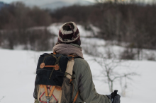 俄羅斯人一針一線打造出價值上萬的背包，也可能是最貴的登山背包