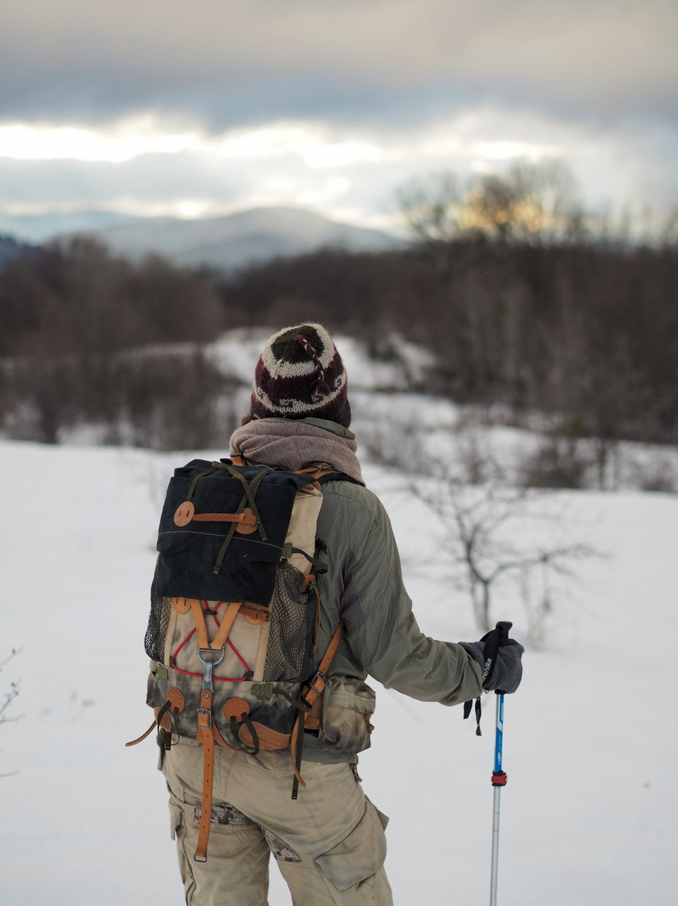 俄羅斯人一針一線打造出價(jià)值上萬的背包,也可能是最貴的登山背包