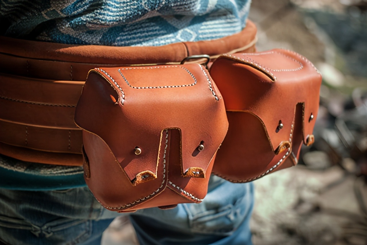 俄羅斯人一針一線打造出價(jià)值上萬的背包,也可能是最貴的登山背包