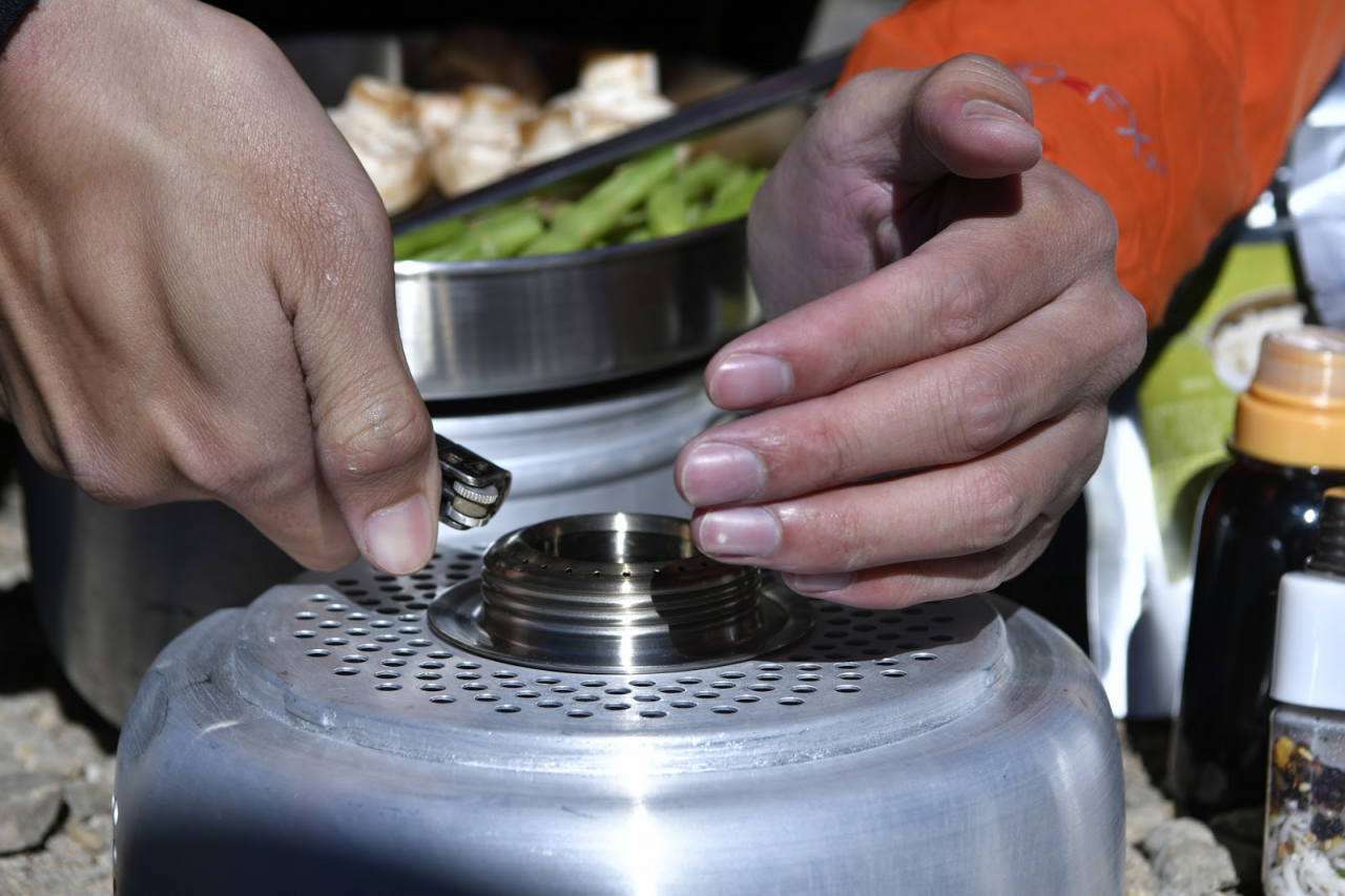 看驢友新買的酒精爐分享體驗，野外溫酒煮茶吃大餐香的很