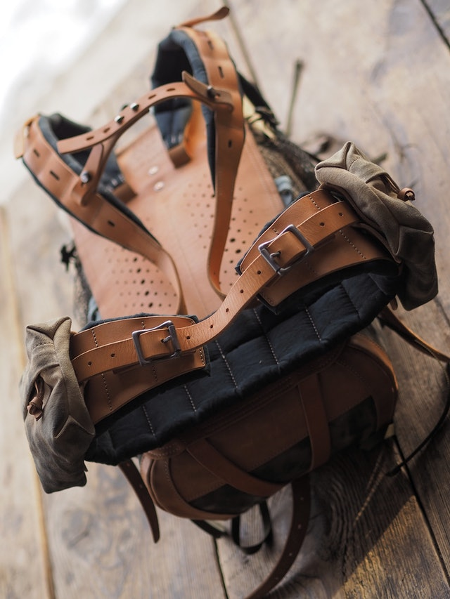 俄羅斯人一針一線打造出價(jià)值上萬的背包,也可能是最貴的登山背包