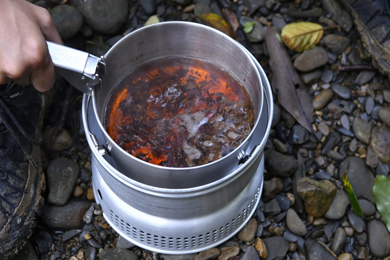 看驢友新買的酒精爐分享體驗，野外溫酒煮茶吃大餐香的很