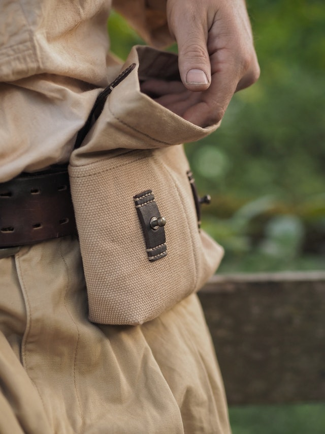 俄羅斯人一針一線打造出價(jià)值上萬的背包,也可能是最貴的登山背包