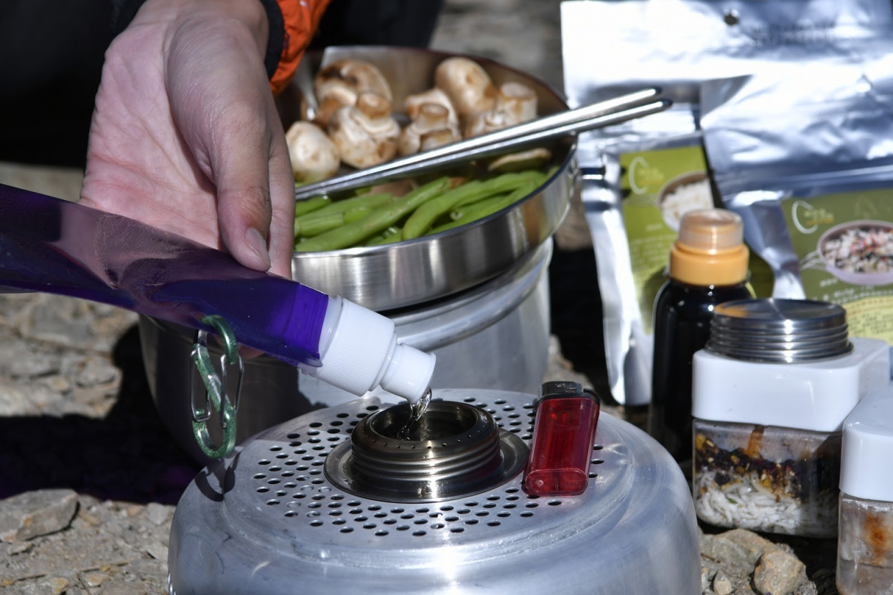 看驢友新買的酒精爐分享體驗，野外溫酒煮茶吃大餐香的很