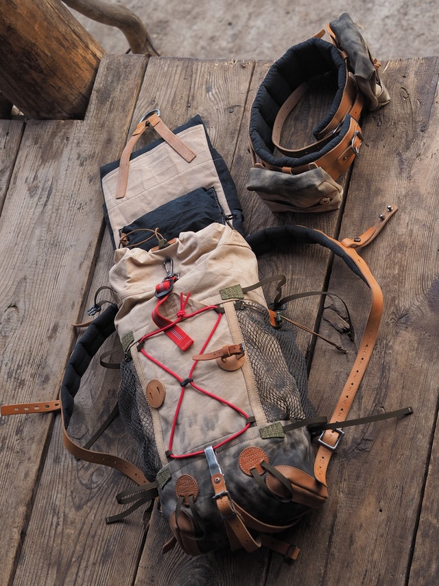 俄羅斯人一針一線打造出價(jià)值上萬的背包,也可能是最貴的登山背包