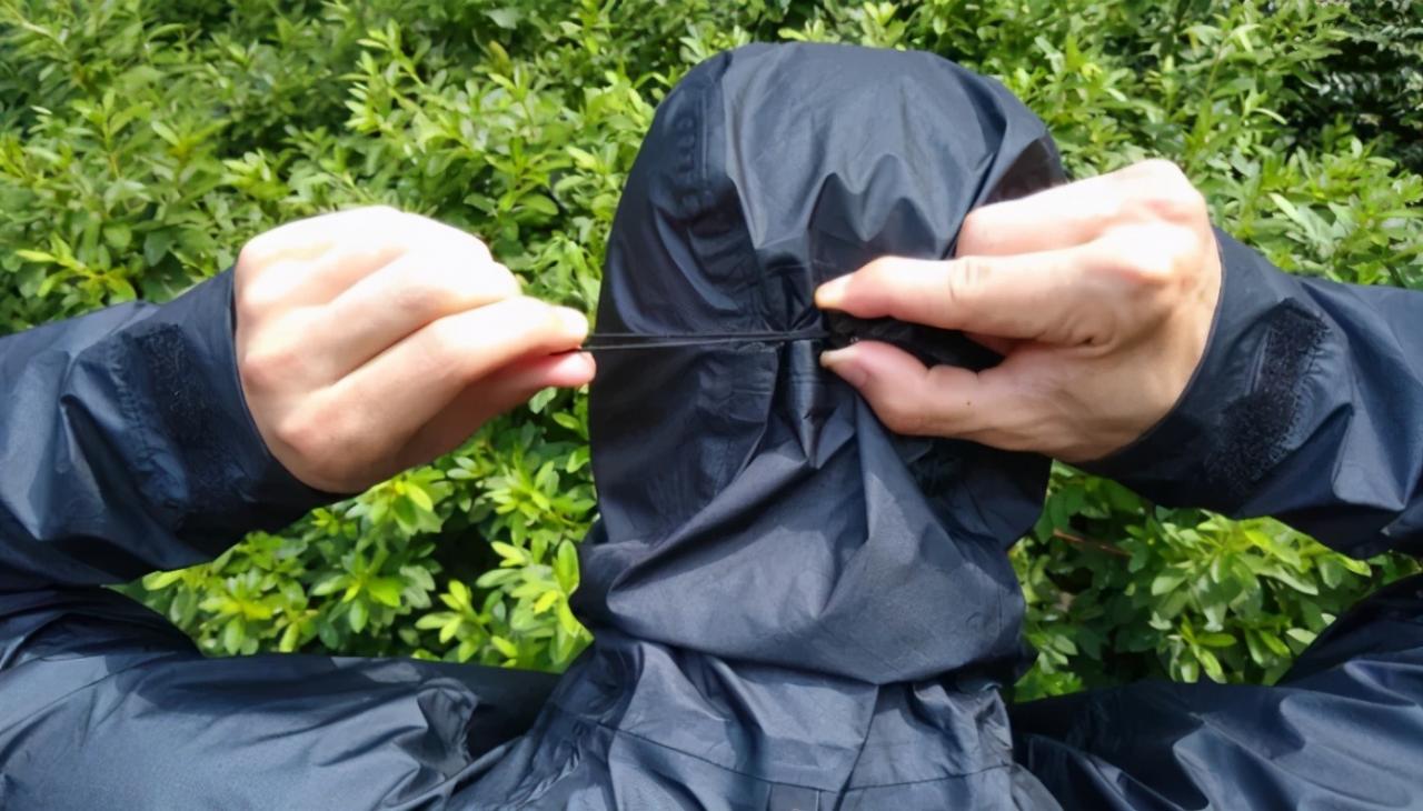 戶外出游別忘了帶上一件防風衣,防水、透氣、輕便很重要