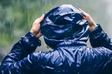 戶外出游別忘了帶上一件防風衣，防水、透氣、輕便很重要