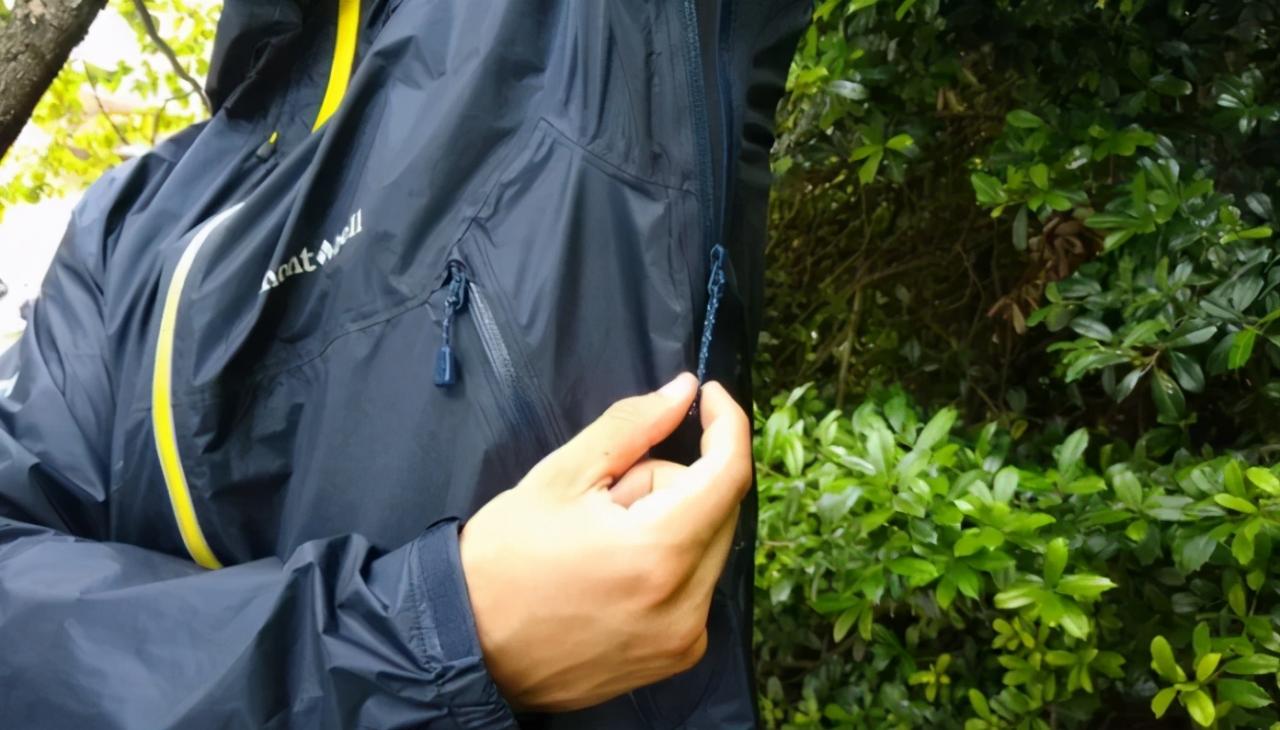 戶外出游別忘了帶上一件防風衣,防水、透氣、輕便很重要