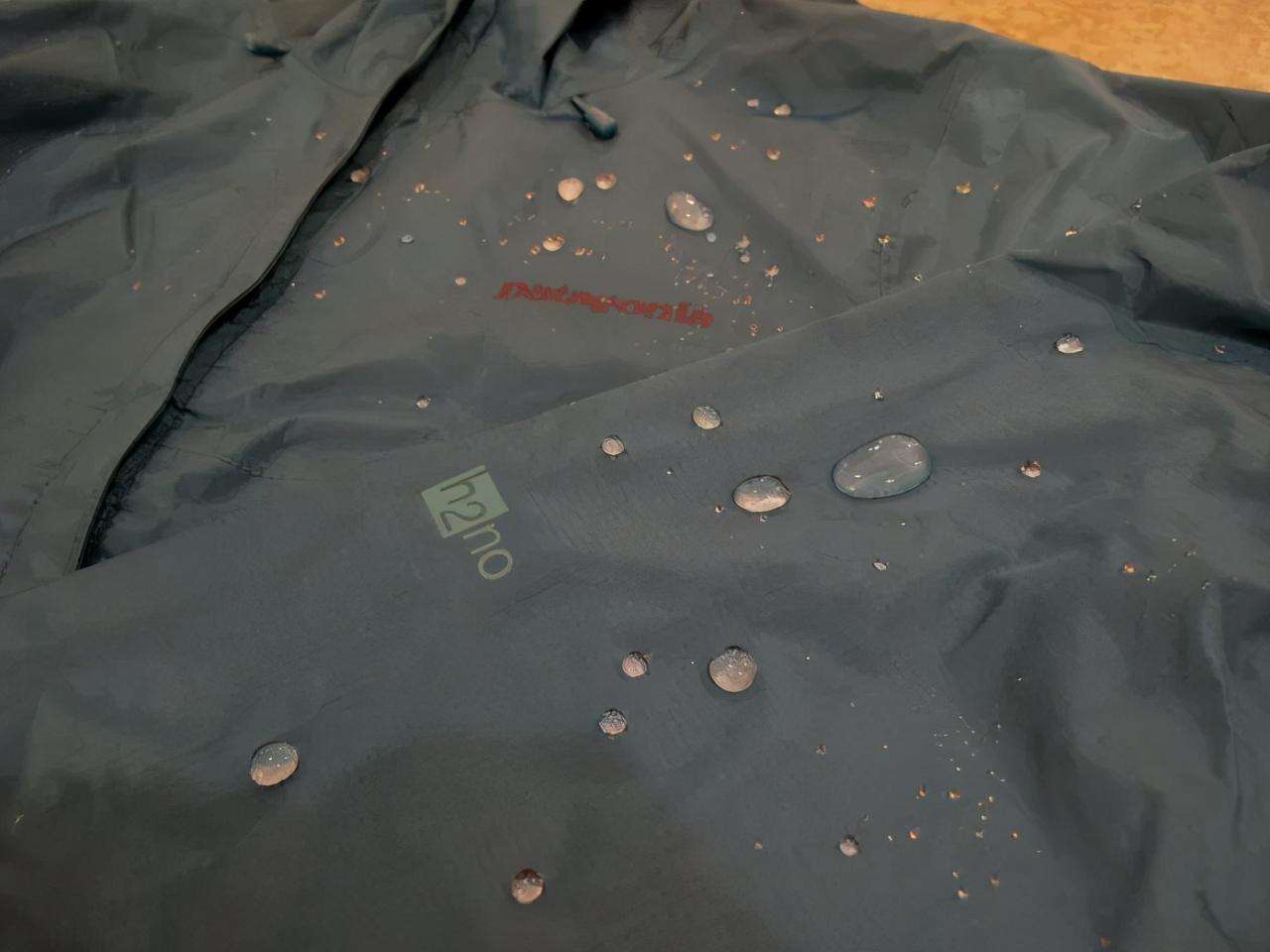 戶外出游別忘了帶上一件防風衣,防水、透氣、輕便很重要