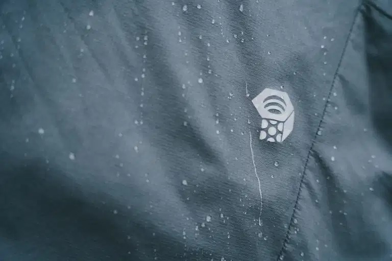 這款衣服是軟殼又是風(fēng)衣,一件遠比你想象的功能更強大的Mountain Hardwear山浩外套