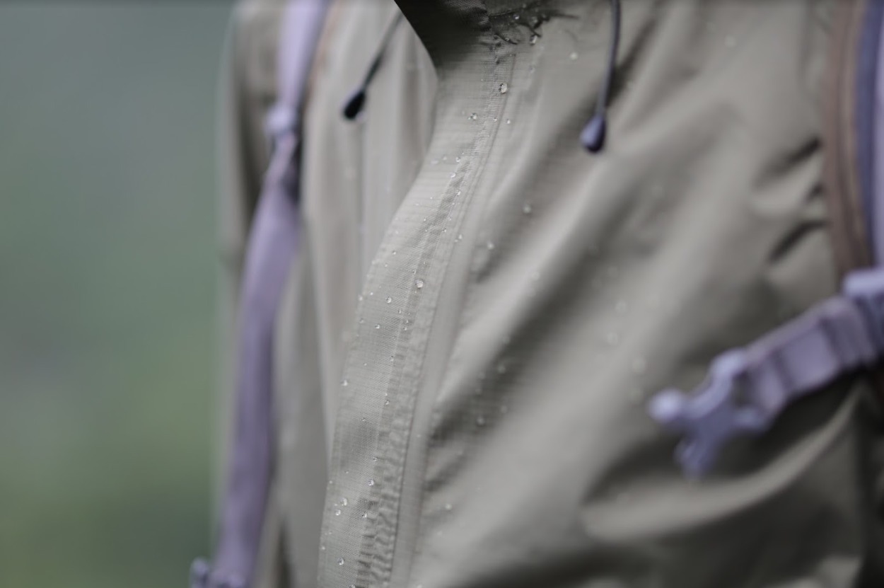 瑞典北極狐Fjallraven沖鋒衣實測，戶外徒步下雨騎車穿它沒錯