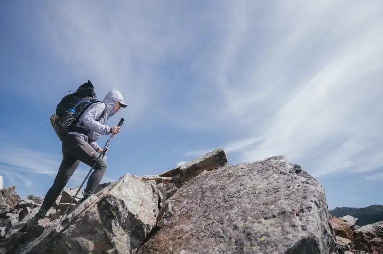 這款衣服是軟殼又是風(fēng)衣,一件遠比你想象的功能更強大的Mountain Hardwear山浩外套
