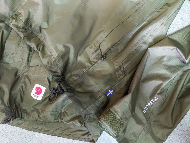 瑞典北極狐Fjallraven沖鋒衣實測，戶外徒步下雨騎車穿它沒錯