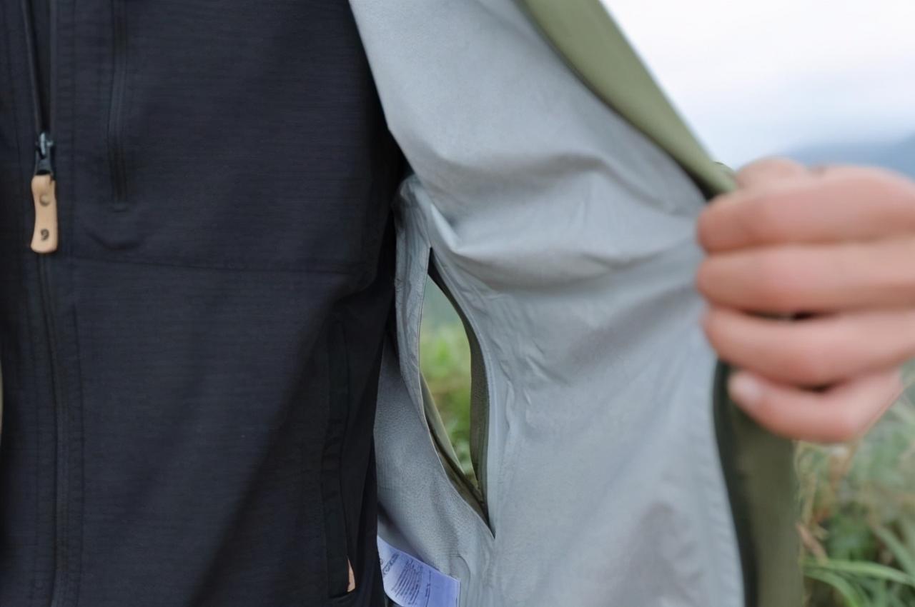 瑞典北極狐Fjallraven沖鋒衣實測，戶外徒步下雨騎車穿它沒錯