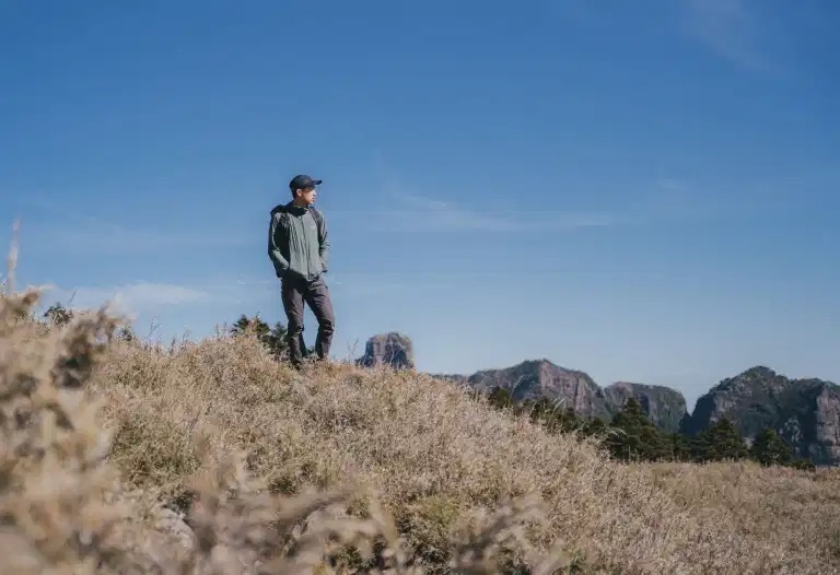 這款衣服是軟殼又是風(fēng)衣,一件遠比你想象的功能更強大的Mountain Hardwear山浩外套