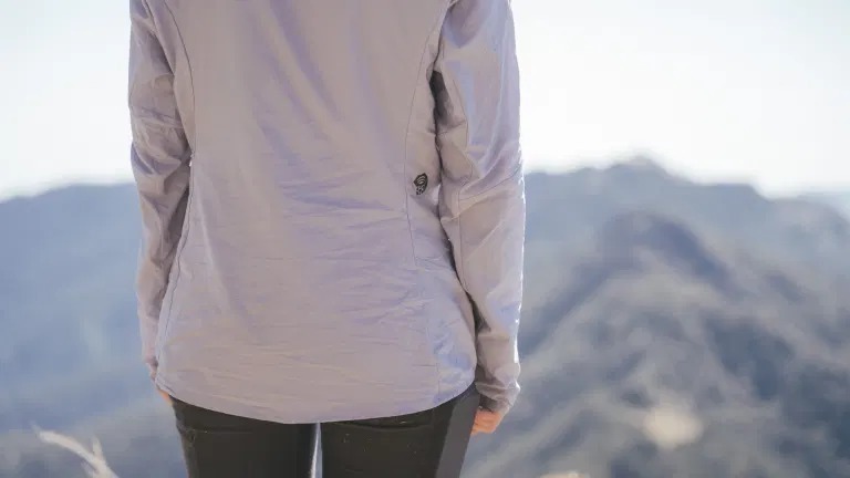 這款衣服是軟殼又是風(fēng)衣,一件遠比你想象的功能更強大的Mountain Hardwear山浩外套