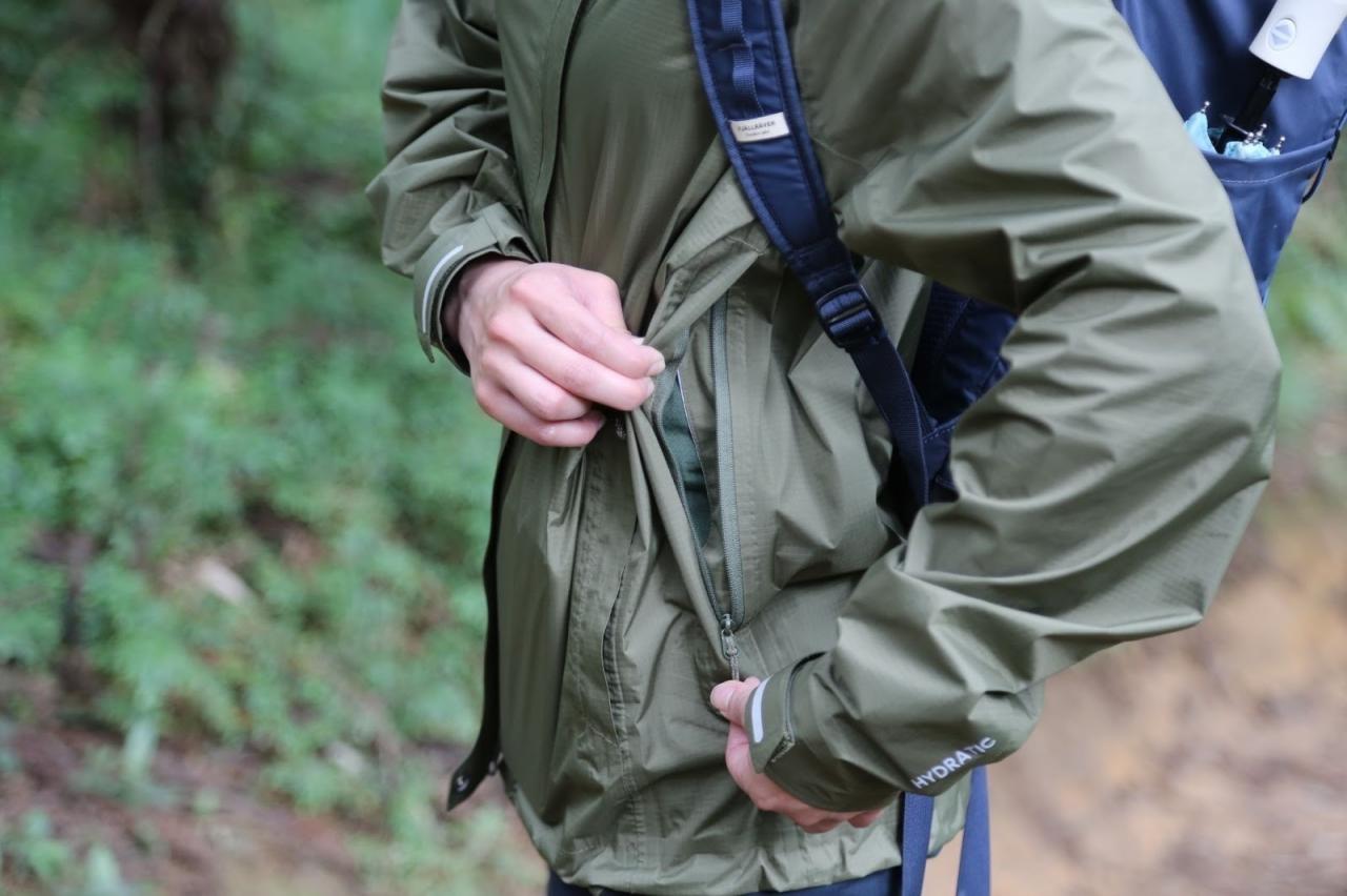 來自瑞典的戶外品牌,北極狐Fjallraven戶外防水沖鋒衣開箱
