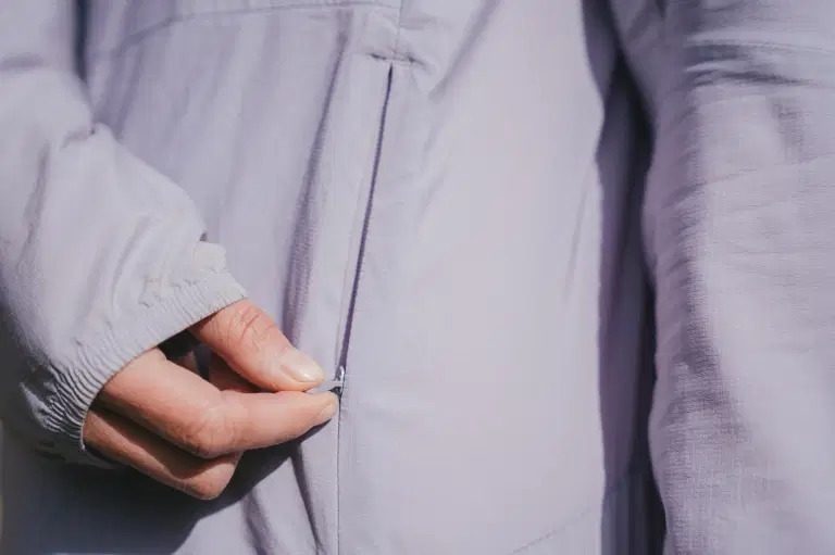 這款衣服是軟殼又是風(fēng)衣,一件遠比你想象的功能更強大的Mountain Hardwear山浩外套