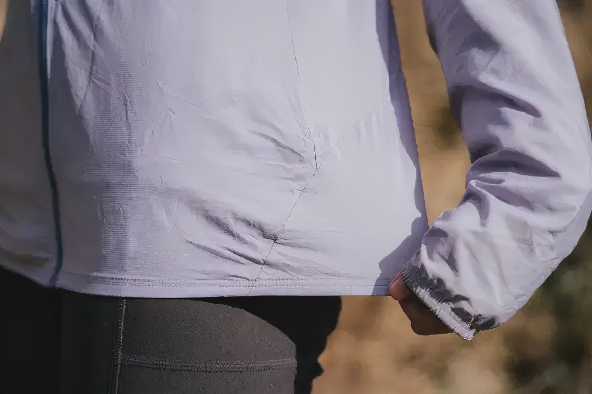 這款衣服是軟殼又是風(fēng)衣,一件遠比你想象的功能更強大的Mountain Hardwear山浩外套