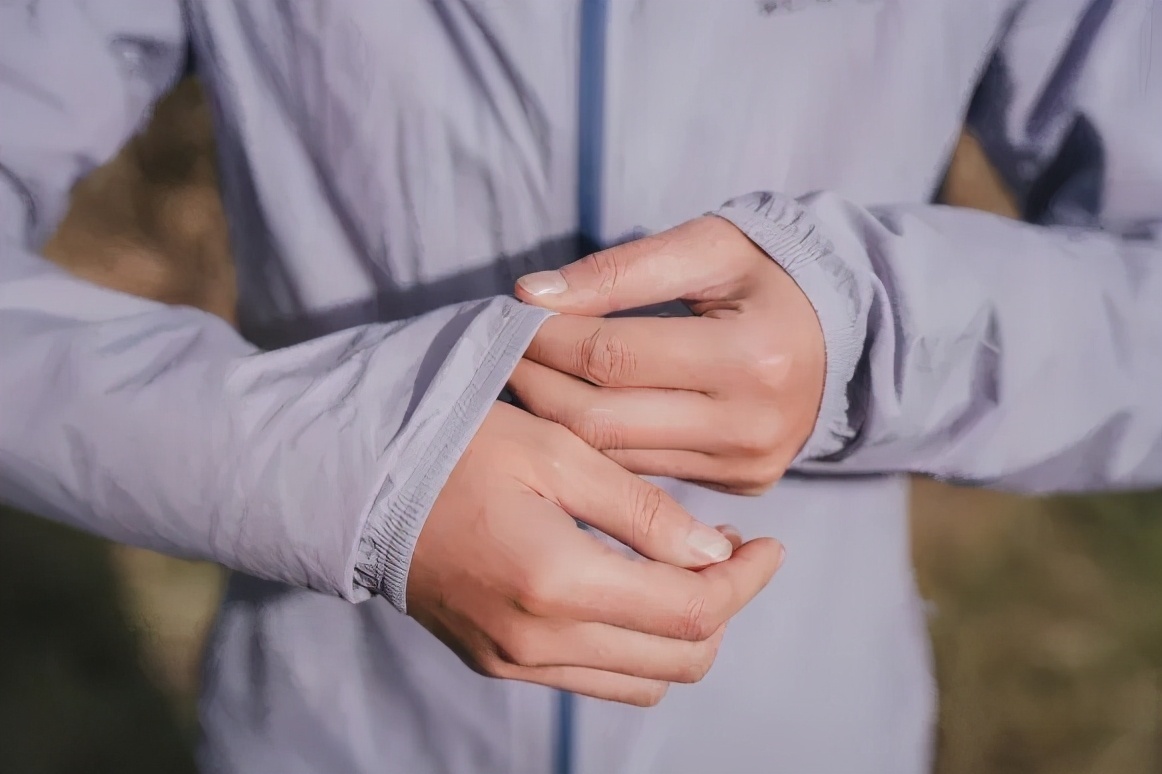 這款衣服是軟殼又是風(fēng)衣,一件遠比你想象的功能更強大的Mountain Hardwear山浩外套