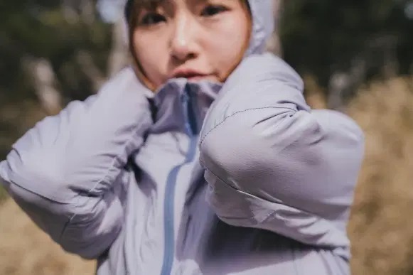 這款衣服是軟殼又是風(fēng)衣,一件遠比你想象的功能更強大的Mountain Hardwear山浩外套