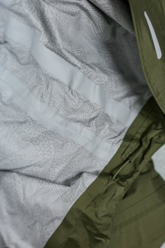 瑞典北極狐Fjallraven沖鋒衣實測，戶外徒步下雨騎車穿它沒錯