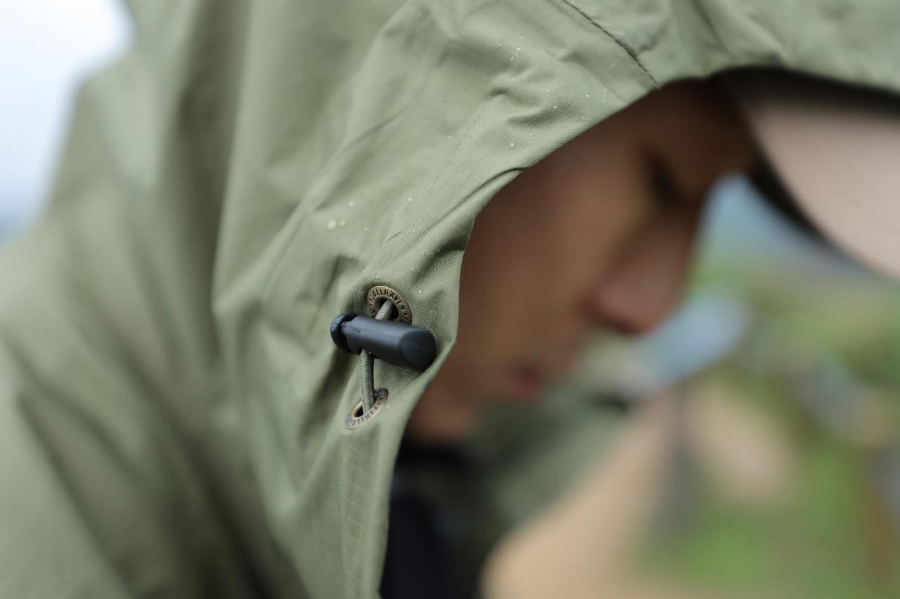 瑞典北極狐Fjallraven沖鋒衣實測，戶外徒步下雨騎車穿它沒錯