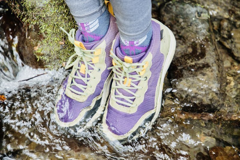 迎接夏天的到來，妹子穿了雙TEVA戶外登山鞋開箱體驗