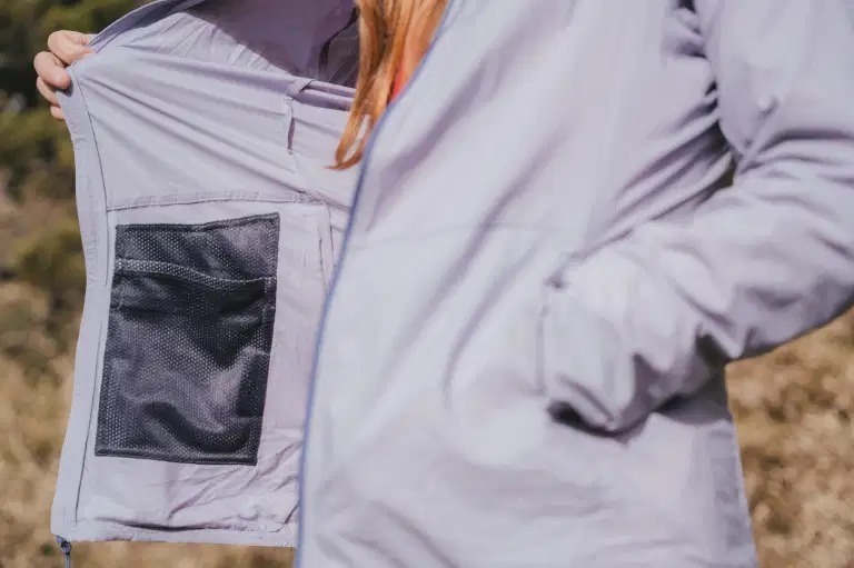 這款衣服是軟殼又是風(fēng)衣,一件遠比你想象的功能更強大的Mountain Hardwear山浩外套