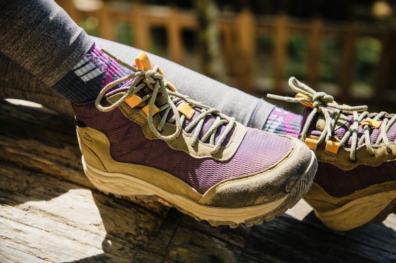 迎接夏天的到來，妹子穿了雙TEVA戶外登山鞋開箱體驗