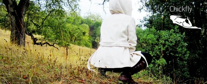 女生內急在野外上廁所的難題得到了解決，不用脫褲子也能安心如廁