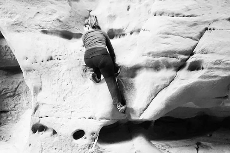 女生內急在野外上廁所的難題得到了解決，不用脫褲子也能安心如廁