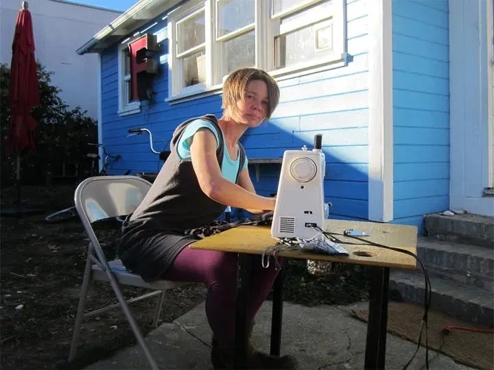 女生內急在野外上廁所的難題得到了解決，不用脫褲子也能安心如廁