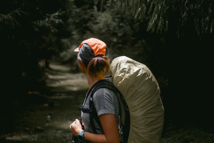 夏天爬山怕被曬黑?推薦Outdoor Research這三款夏季登山防曬裝備