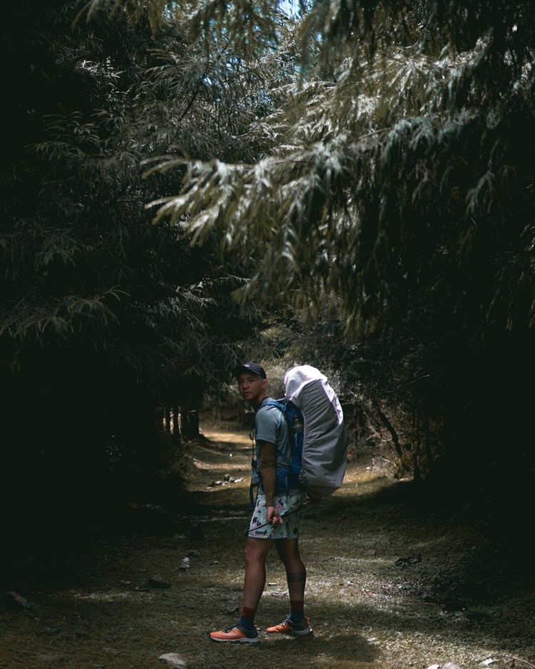 夏天爬山怕被曬黑?推薦Outdoor Research這三款夏季登山防曬裝備