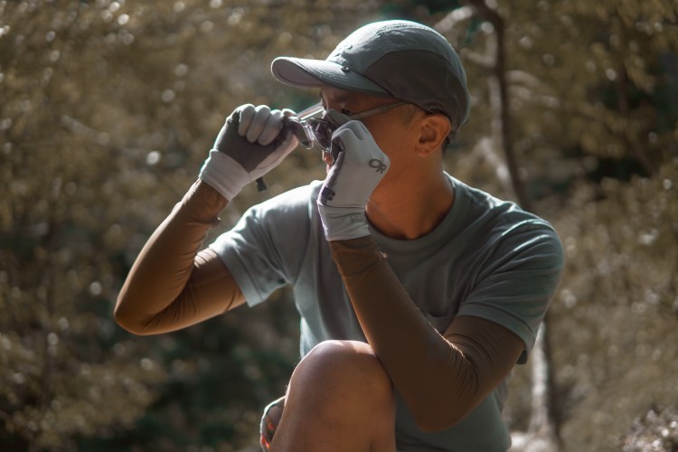 夏天爬山怕被曬黑?推薦Outdoor Research這三款夏季登山防曬裝備