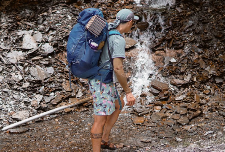 夏天爬山怕被曬黑?推薦Outdoor Research這三款夏季登山防曬裝備