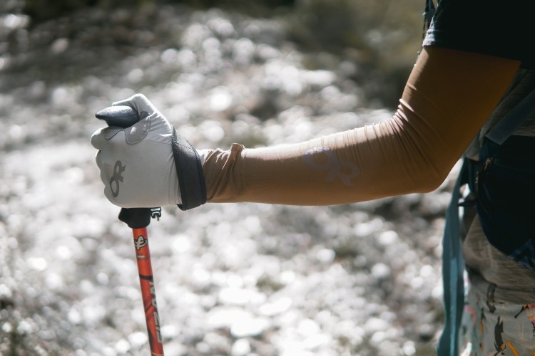 夏天爬山怕被曬黑?推薦Outdoor Research這三款夏季登山防曬裝備