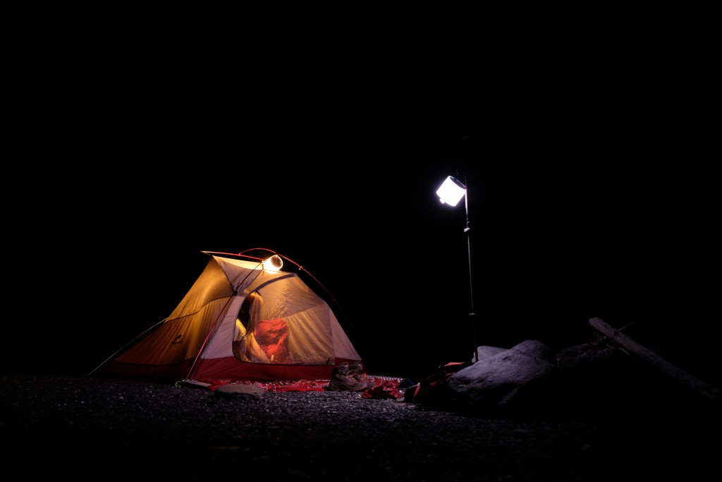 53c3ca3ffc024663bf6238316488dd39 太陽能充電的營地?zé)簦UCI輕量化充氣式防水露營燈推薦分享