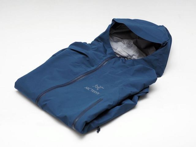 城市、戶外兩不誤，舒適柔軟的始祖鳥Zeta LT沖鋒衣外套