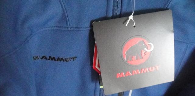 猛犸象男款帶帽軟殼外套，一年穿的次數應該會寥寥無幾