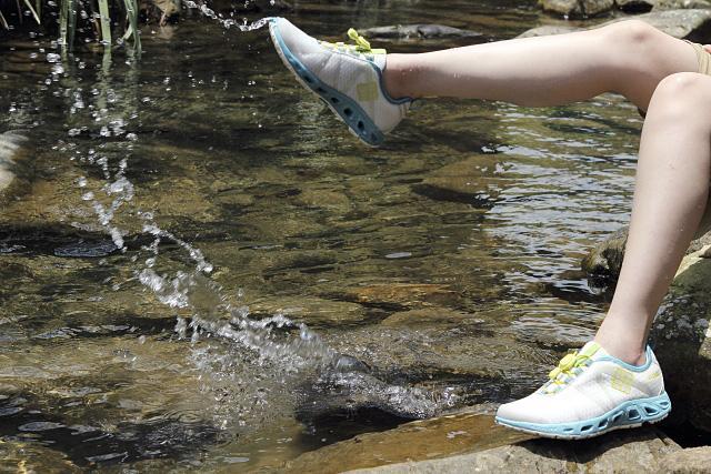 哥倫比亞(Columbia)水陸兩用戶外鞋，很運動、很輕，也很夏天！