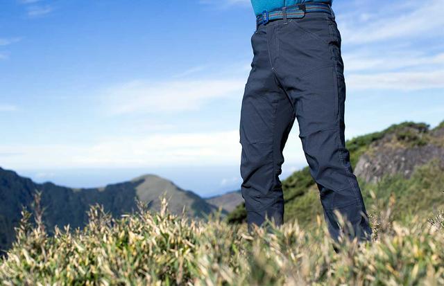 很難再挑剃了 ，這是一件我穿過很滿意的KüHL戶外軟殼長褲