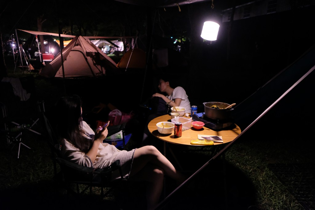 fca127d02bde414eaf693a55273bcc3b 太陽能充電的營地?zé)簦UCI輕量化充氣式防水露營燈推薦分享